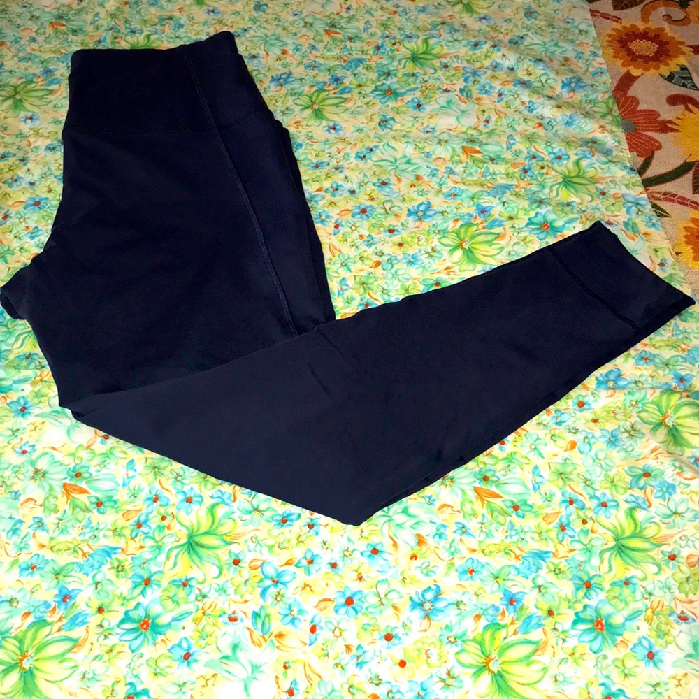 4/10🌻🌻Navy blue Reebok yoga pants